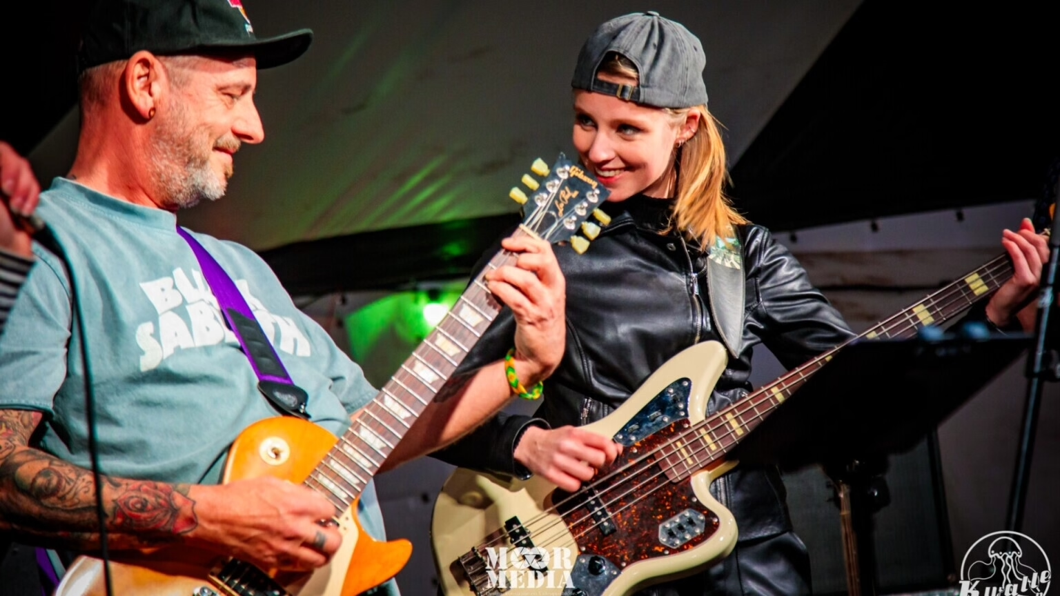 Pretty Flies gitarist en bassist live op het podium