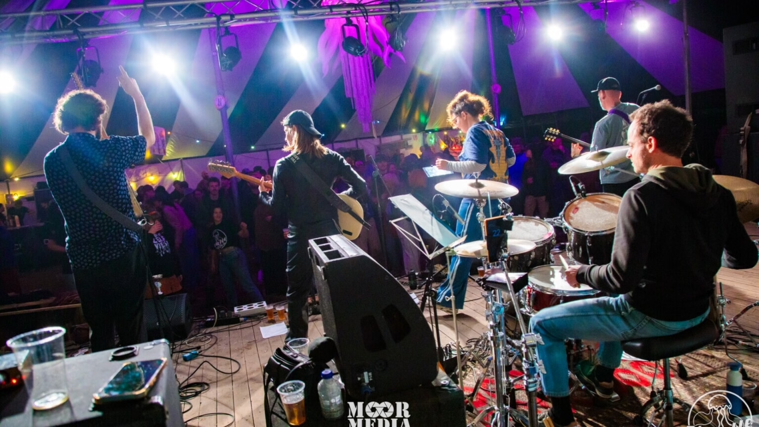 Pretty Flies live op een podium met publiek